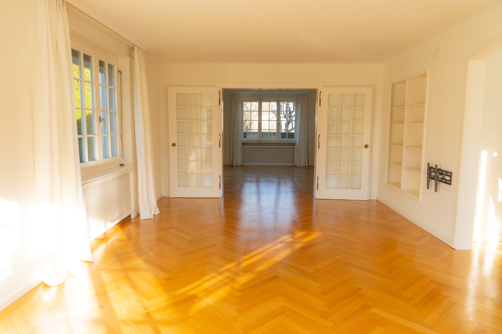 Wohnzimmer mit Glasflügeltüren