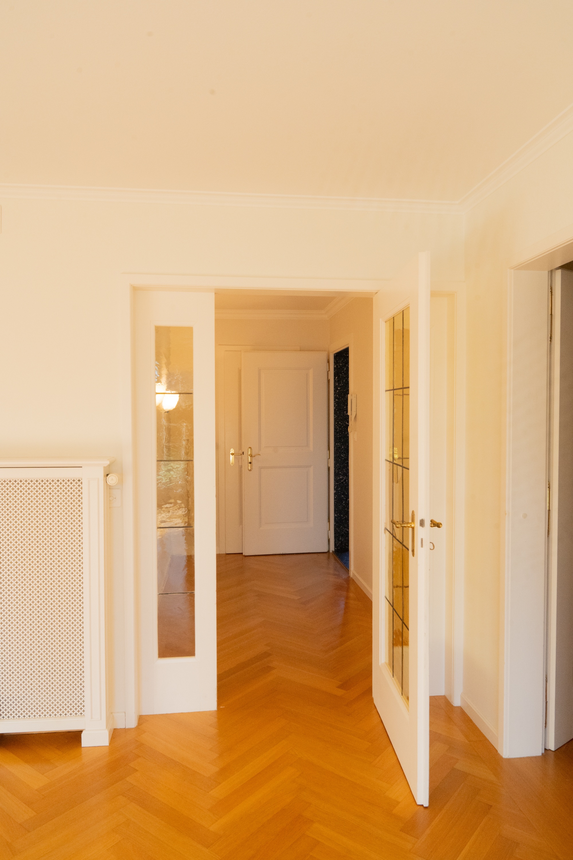 Flur mit Glastüren