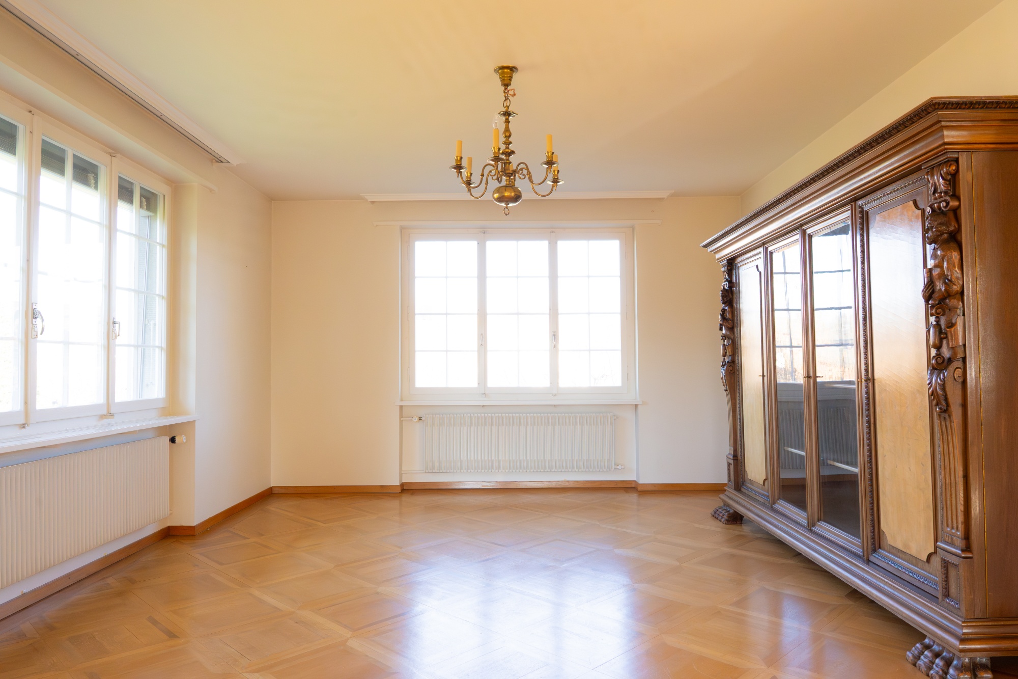 Kaminzimmer mit Sprossenfenstern