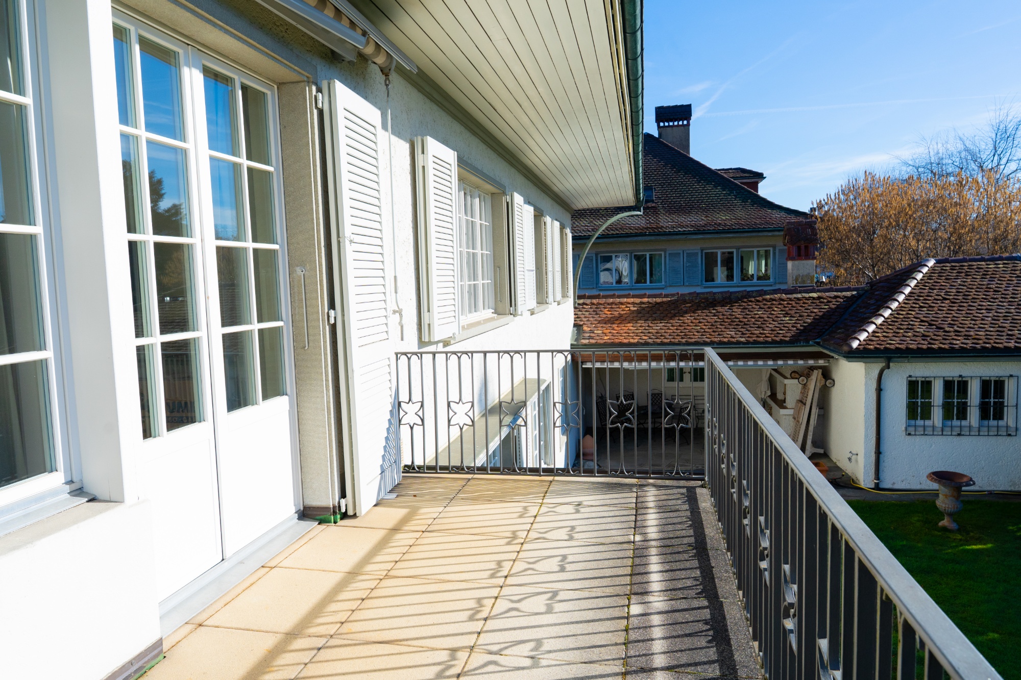 Balkon mit Sprossenfenstern